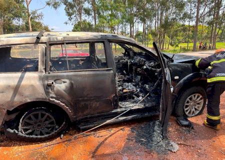 Veículo sai da pista e pega fogo na BR-376 região de Ivinhema